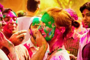 Holi Skin and Hair Care: होली में जिद्दी रंगों से बचने के लिए चेहरे और बालों पर लगाएं ये चीजें