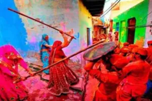 मथुरा : कई मायनों में अलग और अद्भुत है ब्रज की होली, चरम शबाब पर रहता रंगोत्सव का खुमार