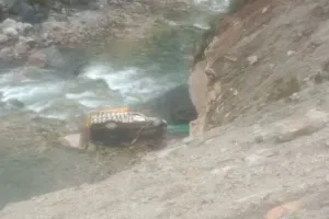 उत्तरकाशी: पिकअप वाहन अनियंत्रित हो कर 50 मीटर नीचे नदी में गिरी 