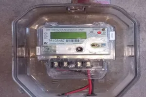 लखनऊ: मीटर लगाने व बिल भुगतान के लिए किसानों को कर रहे प्रेरित