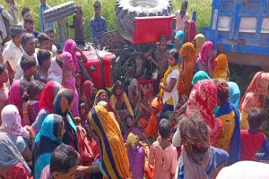 Bahraich Accident: अनियंत्रित ट्रैक्टर ट्रॉली पलटी, किशोर की मौत, दो घायल