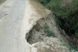 अयोध्या: कभी भी बड़े हादसे का सबब बन सकती है नहर की टूटी पटरियां 