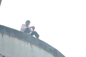 देहरादून: पत्नी से हुई लड़ाई...शराब गटकी और टंकी पर चढ़ करने लगा नौटंकी