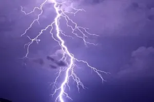 अमरोहा : बिजली गिरने महिला झुलसी, मकानों की दीवारों में आईं दरारें 