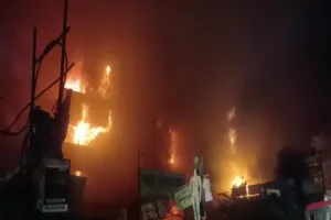 Kanpur Fire: कानपुर होजरी मार्केट में लगी भीषण आग, सैकड़ों दुकानें खाक, सेना ने संभाला मोर्चा