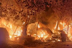 रुद्रपुर: पण्डरी गावं में 10 झोपडियां जल कर राख, एक मासूम बच्चे की मौत 