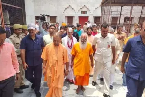 Ayodhya News: सीएम योगी पहुंचे अयोध्या, हनुमानगढ़ी में किए दर्शन पूजन, विकास कार्यों का लेंगे जायजा