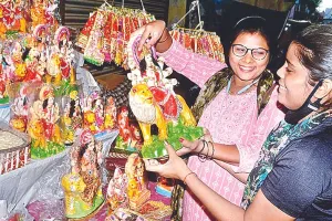 Chaitra Navratri 2023 : कानपुर में चैत्र नवरात्रि को लेकर सजने लगी दुकानें, नगर निगम भी सड़कों पर उतरा