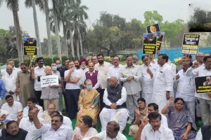 अडाणी मामला: JPC की मांग को लेकर सोनिया, खरगे, राहुल समेत कई विपक्षी सांसदों ने दिया धरना  