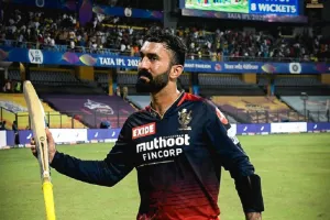 IPL 2023 : 'आप शानदार कर रहे हैं', Dinesh Karthik की कमेंट्री का लुफ्त उठाते हैं MS Dhoni