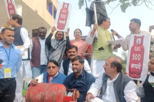 महाराष्ट्र विस सत्र: MVA के विधायकों ने रसोई गैस की कीमतों में बढ़ोतरी को लेकर किया प्रदर्शन