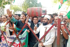 मुरादाबाद : गैस के बढ़ते दामों के खिलाफ कांग्रेसियों ने किया प्रदर्शन, सरकार के खिलाफ की नारेबाजी