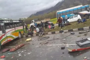 जम्मू-कश्मीर के पुलवामा में बस पलटी, चार लोगों की मौत,  28  घायल 