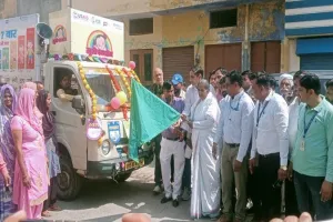 संभल: राज्यमंत्री ने खुशी एक्सप्रेस को झंडी दिखाकर किया रवाना, टीकाकरण के प्रति करेगा जागरूक