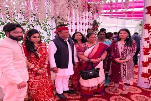 बिजनौर : पूर्व मुख्यमंत्री अखिलेश यादव ने नवदंपति को दिया आशीर्वाद 