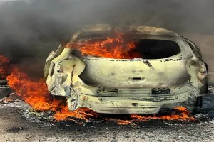 बिजनौर: चलती कार में लगी आग, सवारों ने कूदकर बचाई जान