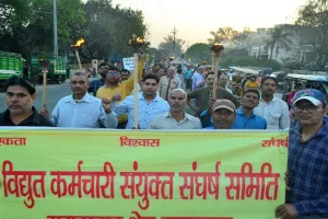 मुरादाबाद: मांगों को लेकर सड़कों पर उतरे बिजली विभाग के अधिकारी-कर्मचारी, निकाला मशाल जुलूस