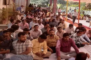 मुरादाबाद: कार्य बहिष्कार पर रहे बिजली कर्मचारी और अधिकारी, कल से करेंगे हड़ताल