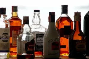 महाराष्ट्र : बिना अनुमति के 7.50 लाख रुपये की शराब रखने के आरोप में एक व्यक्ति गिरफ्तार 