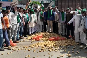  संभल : किसानों ने पैदल मार्च कर एसडीएम दफ्तर के सामने बिखेरे आलू, प्रदर्शन कर सौंपा ज्ञापन