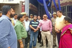 मुरादाबाद : बकाया जमा न करने पर दो प्रतिष्ठान सील, नोकझोंक के बीच 21.19 लाख वसूले