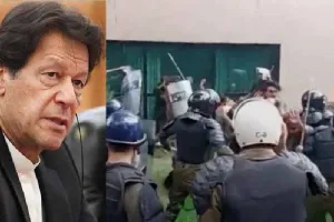 तोशाखाना मामले में पाकिस्तान में बवाल, इमरान खान के घर में घुसी पुलिस... 20 पार्टी कार्यकर्ता गिरफ्तार