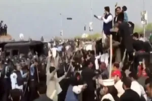 इस्लामाबाद पुलिस का आरोप, पार्टी कार्यकताओं ने पुलिस कर्मियों पर किया पथराव 