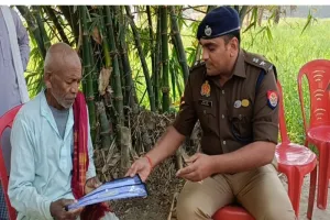 आजमगढ़: उमेश पाल हत्याकांड में शहीद हुए गनर संदीप निषाद के घर पहुंचे SP अनुराग आर्य, परिजनों को दी आर्थिक सहायता 