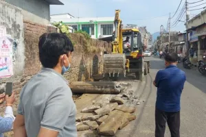 हल्द्वानीः अतिक्रमण पर चला नगर निगम का बुलडोजर, डेयरी संचालकों को दी गई सख्त हिदायत 