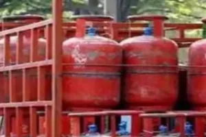 हल्द्वानीः मानकों को ताक पर रखकर की जा रही गैस की रीफिलिंग