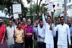 लखनऊ: ऊर्जा मंत्री से वार्ता हुई विफल, बिजलीकर्मियों ने निकाला मशाल जुलूस, 72 घंटो का करेंगे हड़ताल