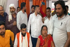 Akanksha Dubey Suicide: आकांक्षा दुबे की मां ने थाने में किया हंगामा, चूड़ियां तोड़ीं, पुलिस पर लगाया आरोप