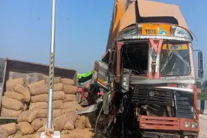 कन्नौज: हाइवे के ओवरब्रिज पर ट्रैक्टर ट्राली व कंटेनर में भिड़ंत