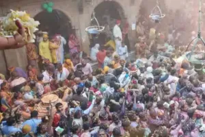 मथुरा: बांके-बिहारी में रंगभरी एकादशी, टेसू के फूलों से बने रंग भक्तों पर बरसे, देखें VIDEO