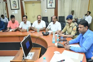 लखनऊ: जिलाधिकारी की अध्यक्षता में वाणिज्य बंधु की हुई बैठक, समस्याओं के समाधान के दिए निर्देश