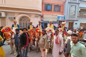 रामनगर: घोड़ी सवार पांच दूल्हे पहुंचे अपनी दुल्हनों को लेने...नगरवासियों ने बिठाया पलकों पर