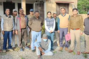 रामनगर: कड़के में फंसा गुलदार , एक आरोपी वन कर्मियों ने पकड़ा   