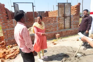 हरदोई: घटिया निर्माण पर फटकार लगाती बीएसए, प्रधानाध्यापक का रोका वेतन