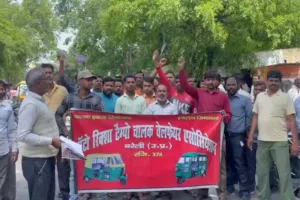 बरेली: सिटी बसों के संचालन से हो रही ऑटो चालकों को दिक्कत, डीएम को सौंपा ज्ञापन
