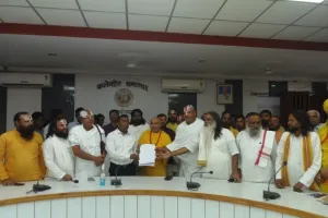 14 कोसी परिक्रमा मार्ग के बदलाव को लेकर डीएम के पास पहुंचे संत 