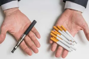 धूम्रपान करने वालों की तुलना में ई-सिगरेट उपयोगकर्ताओं में फेफड़ों का प्रदाह अधिक!