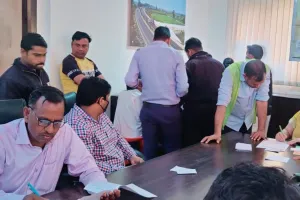 मेरठ: स्वास्थ्य शिविर में टोल कर्मियों के स्वास्थ्य की जांच, निशुल्क दवाई वितरित