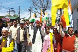 रामनगरः शराब सस्ती, शिक्षा मंहगी का आरोप लगाकर कांग्रेसियों ने सरकार का फूंका पुतला