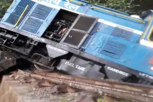 दार्जिलिंग: टॉय ट्रेन का इंजन पटरी से उतरा, 10 दिनों में दूसरी घटना, मार्ग कई घंटे अवरुद्ध