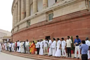 अदानी मामला: विपक्ष ने संसद परिसर में बनायी मानव श्रृंखला 