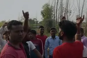 बरेली: खेत में गोवंश मिलने से ग्रामीणों में जबरदस्त आक्रोश, ग्राम प्रधान के खिलाफ की नारेबाजी