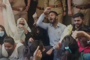 बरेली: एबीवीपी की छात्र नेता को प्रिंसिपल को धक्का देना पड़ा महंगा, छात्र-छात्राओं ने जमकर किया हंगामा