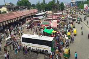 बरेली: होली के बाद यात्रियों का काम पर लौटना शुरू, बसें नहीं मिलने से हो रही परेशानी