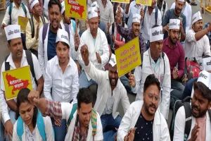 लखनऊ : आमरण अनशन पर बैठे फार्मासिस्ट नियुक्ति के लिए सड़क पर उतरे, विधानसभा जाते समय पुलिस ने लिया हिरासत में