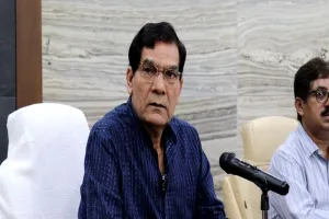 यूपी : हड़ताल पर बैठे 22 बिजलीकर्मियों पर लगाया गया एस्मा, मंत्री ने दी आउटसोर्सिंग कर्मचारियों को 4 घंटे की मोहलत